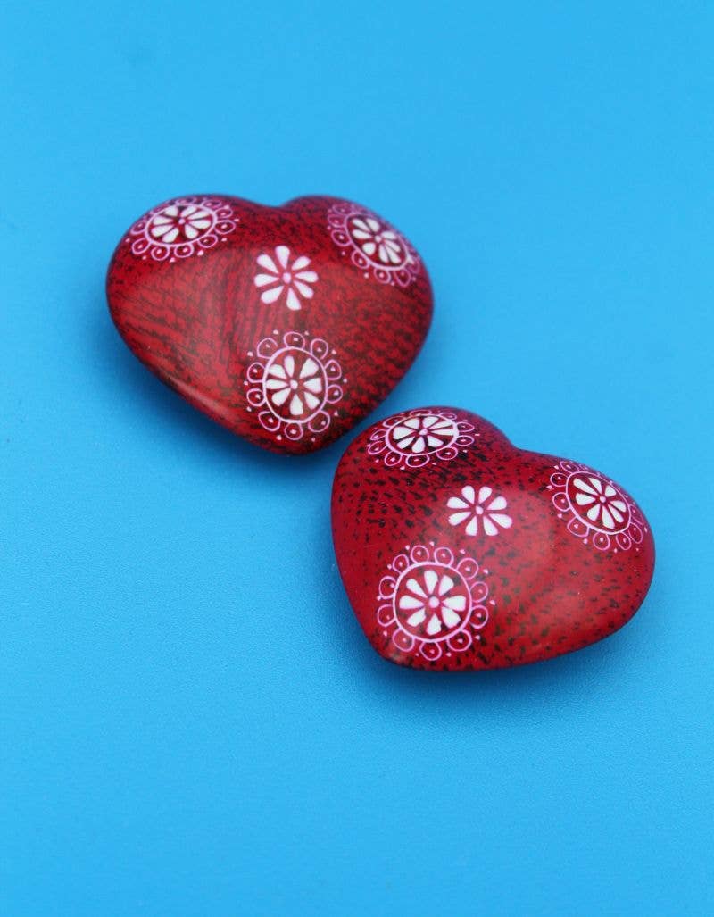 Cœur en stéatite avec motif floral - Pièces uniques fabriquées à la main au Kenya